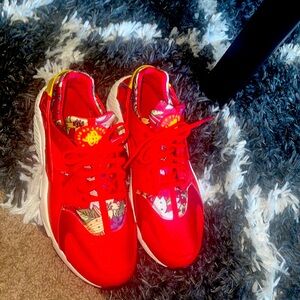 Nike Air Huarache Run
Print Aloha (Women's) Size 10